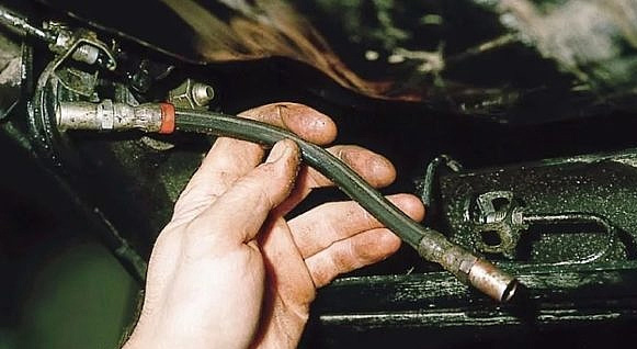 Замена тормозных шлангов